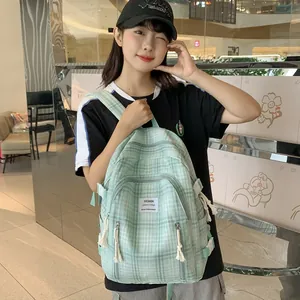 Hellgrüner Karo-Rucksack aus Canvas für Damen in einem lässigen Lifestyle-Szenario