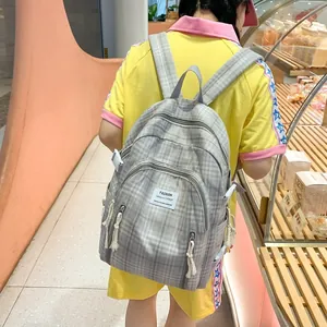 Details des grauen karierten Rucksacks aus Baumwolle mit verstellbaren Trägern und Seitentasche