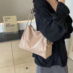 Bolso tote minimalista de piel beige con correas finas para el uso diario en el trabajo