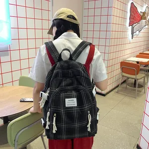 Rückansicht eines schwarz-grau karierten Baumwollrucksacks mit modischem Textiletikett