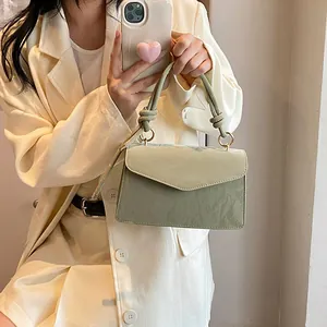 Sac bandoulière vert sauge à texture marbrée avec poignée nouée et anneau doré chic
