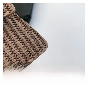 Détail macro de la texture en paille tressée et de la finition des bords du sac à bandoulière