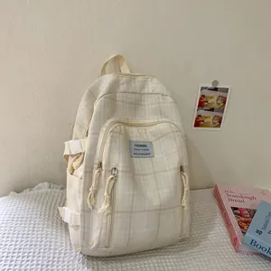 Detailansicht eines beigen Rucksacks aus Baumwolle und Leinen mit seitlicher Schnalle