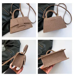 Vues multiples d'un sac à main kaki tissé avec boucles dorées et bandoulière fine