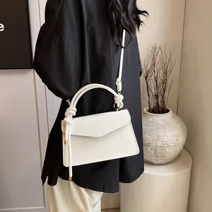 Sac bandoulière blanc minimaliste avec poignée nouée et rabat pour femme élégante