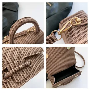 Détails de la texture tressée marron et des finitions dorées du sac à main chic
