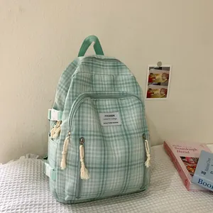 Detailansicht des karierten Rucksacks aus Baumwollleinen mit Quasten und Seitenschnalle
