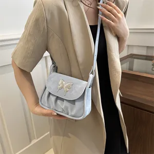 Detailansicht hellblaue Tasche mit silberner Schmetterlingsschnalle und Falten-Design