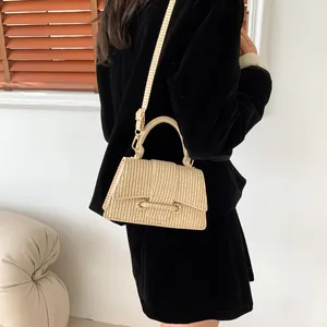Sac à main tissé beige avec poignée et bandoulière réglable pour un style élégant de femme