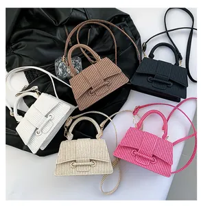 Vue détaillée de mini sacs bandoulière en cinq couleurs avec tissage et boucles métal