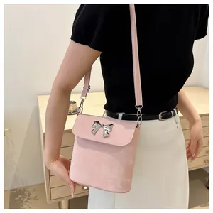 Primer plano de bolso cubo de ante rosa con hebilla de lazo plateado elegante