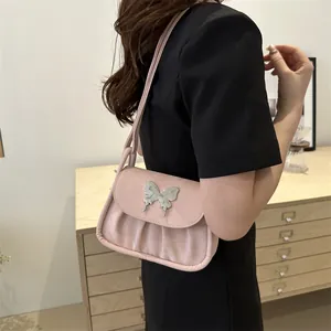 Detailansicht der rosa gefalteten Schultertasche mit silberner Schmetterlingsschnalle