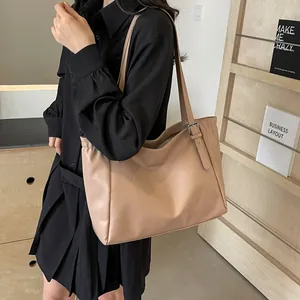 Grand sac cabas minimaliste beige en similicuir avec bandoulière réglable pour le bureau