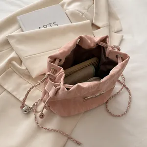 Vista superior del bolso tipo cubo rosa con cordón y gran capacidad interior