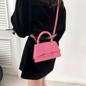 Sac à main tissé rose vif de style français avec poignée supérieure et bandoulière femme