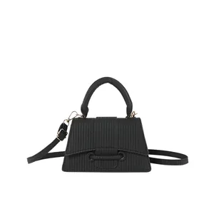Sac à main trapèze noir minimaliste avec gaufrage à rayures verticales et détails dorés