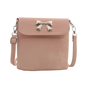 Bolso tipo cubo rosa de piel sintética con lazo de metal plateado y correa ajustable
