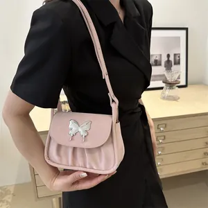 Rosa Umhängetasche mit Falten-Design und silberner Schmetterlingsschnalle im Alltag