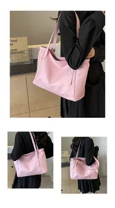 Vue détaillée du grand sac cabas rose au design plissé souple et longue bandoulière