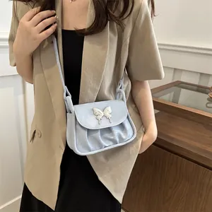 Hellblaue Falten-Umhängetasche mit silberner Schmetterlingsschnalle für Damen Mode