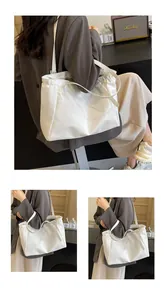 Détail du grand sac cabas blanc brillant avec design plissé et anses pour l'épaule
