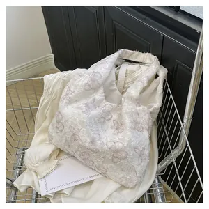 Détail du sac en toile crème avec imprimé papillon rose dans un panier d'achat