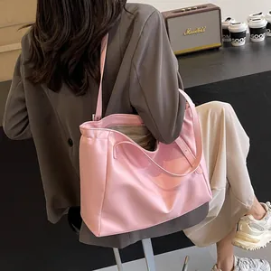 Sac fourre-tout rose minimaliste à grande capacité en matière imperméable et bandoulière