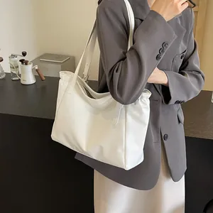 Sac fourre-tout minimaliste en cuir blanc avec détails plissés et bretelles réglables