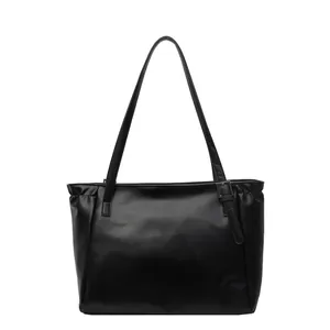 Grand sac cabas en similicuir noir avec de longues anses et des boucles métalliques