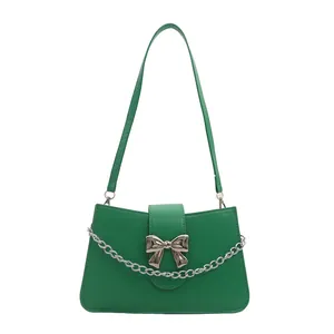 Minimalist green shoulder bag with metallic bow buckle and silver chain decoration