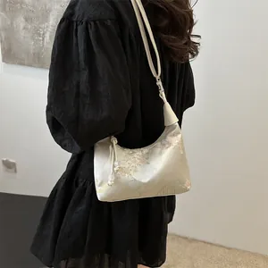 Sac hobo élégant beige style chinois avec motif jacquard floral et pompon décoratif
