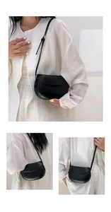 Vue détaillée du sac besace noir montrant la texture du cuir et le rabat élégant