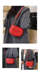 Vue détaillée du sac besace rouge en cuir PU avec boucle métallique dorée réglable