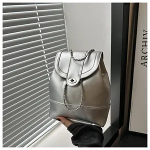 Metallisch silberner Kettenrucksack mit Drehverschluss und glänzendem Finish