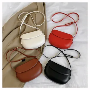 Sacs de selle vintage en cuir mat blanc, rouge, marron et noir en disposition à plat
