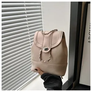 Minimalistischer hellrosa PU-Leder Rucksack mit Kettenriemen und silbernem Drehverschluss