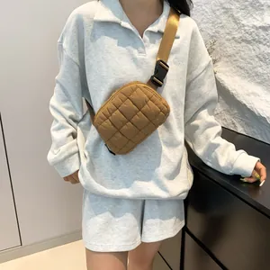 Détail d'un sac banane matelassé caramel avec bandoulière réglable et boucle en plastique