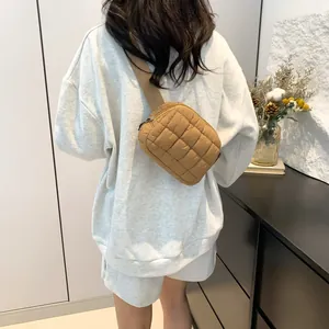 Sac banane matelassé marron avec bandoulière réglable et détails de fermeture éclair