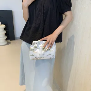 Pochette nuage blanche avec imprimé paysage élégant et détails plissés pour femme