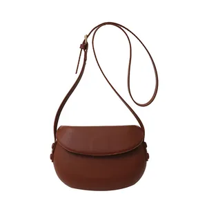 Sac bandoulière demi-lune marron en similicuir mat avec sangle à boucle dorée réglable