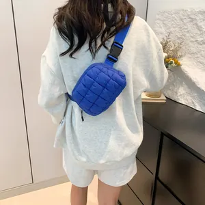Vue détaillée du sac banane matelassé bleu électrique avec boucle en plastique robuste