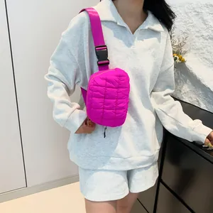 Détail du sac banane matelassé magenta avec sangle de réglage et texture douce