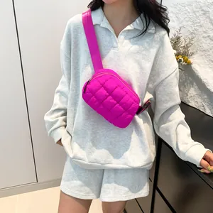 Sac banane matelassé fuchsia avec motif à carreaux et bandoulière réglable pour femme