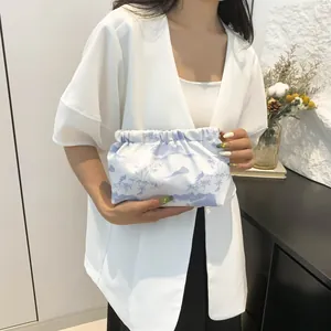 Détail de la pochette nuage avec motif de paysage à l'encre bleue et plis élastiques