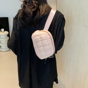 Détail du sac bandoulière rose matelassé avec sangle réglable et fermeture éclair
