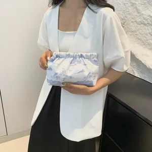 Pochette nuage Toile de Jouy avec imprimé paysage bleu et blanc et plis froncés