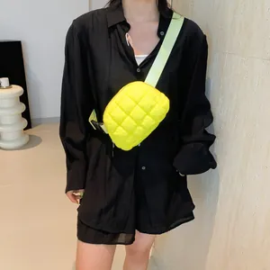 Vue détaillée du sac bandoulière matelassé néon avec sangle réglable et boucle en plastique