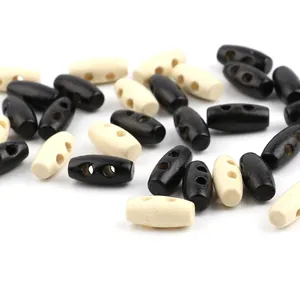 Botones de madera ovalados en negro y blanco crema con dos agujeros para abrigos