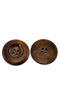 Detalle de botones de madera redondos marrón oscuro con diseño de 4 agujeros y veta natural