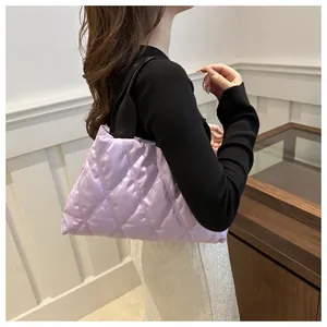 Détail du sac fourre-tout matelassé lavande montrant les coutures et la texture douce